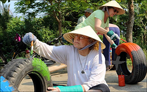 Du khách nước ngoài tình nguyện làm Sân chơi cho trẻ em Việt